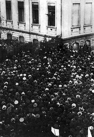 Un comisario del pueblo da un mitin en Berlín en 1919.