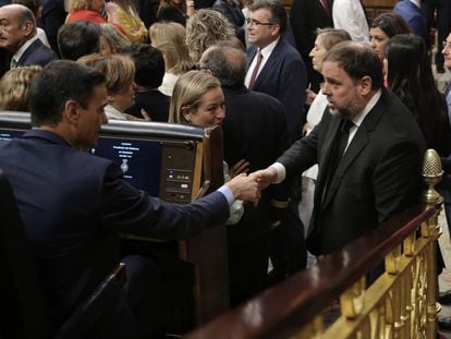 Pedro Sánchez i Oriol Junqueras se saluden al Congrés. 