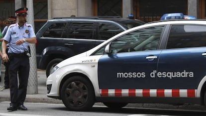 Dos agentes de los Mossos d'Esquadra, en una imagen de archivo.