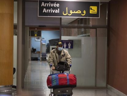 Un pasajero en el aeropuerto de Rabat-Sale, el 29 de noviembre.