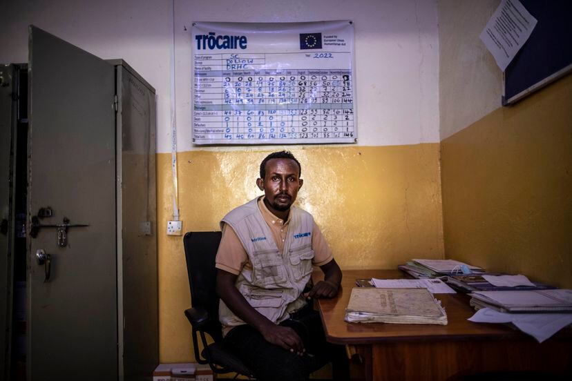 Mohamud Abdi Warsame, cooperante de Unicef, en el hospital Trocaire, en Dolow. En la pared, un cartel donde se apunta información de los ingresos.
