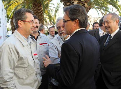 El presidente de la Generalitat, Artur Mas (c), y el consejero de Empresa de la Generalitat, Felip Puig (d), hablan hoy con trabajadores de la planta Nissan de la Zona Franca de Barcelona.
