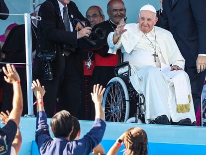 El papa Francisco saluda a jóvenes en un acto en el parque Eduardo VII de Lisboa, el 4 de agosto.