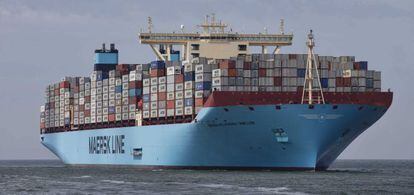 Vista del mayor buque contenedor del mundo, a su llegada al puerto de Rotterdam, Holanda.