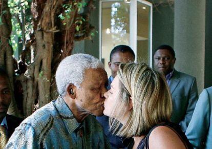 Mandela y su asistente han desarrollado un amor de abuelo y nieta. 