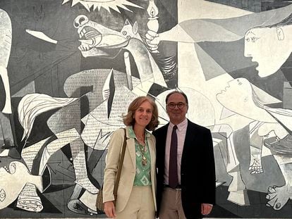 La pareja brasileña coleccionista de arte Susana y Ricardo Steinbruch, delante del 'Guernica', en el Museo Reina Sofía de Madrid.