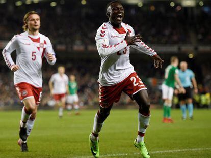 Pione Sisto celebra un gol con Dinamarca.