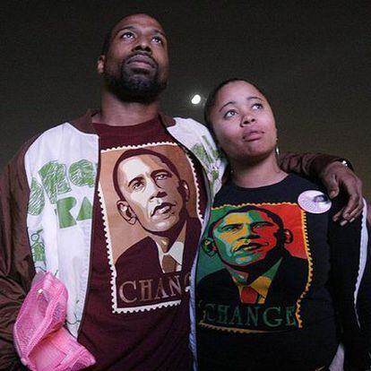 Dos partidarios de Barack Obama siguen el recuerdo electoral en el Grant Park de Chicago.