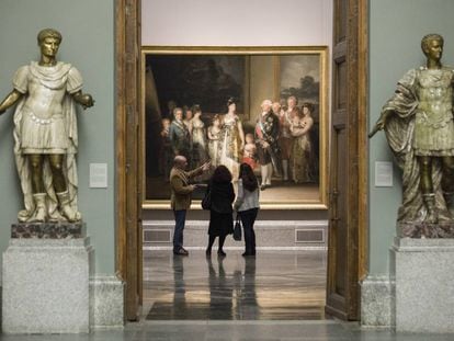 Un guía explica 'La familia de Carlos IV', de Goya, durante una visita privada el pasado año, en el Museo del Prado.