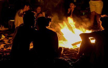 Las hogueras se encienden en toda España en la víspera de San Juan, donde las personas queman objetos que ya no quieren y hacen deseos cuando saltan a través de las llamas