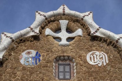Els medallons amb el nom del parc, tal com el va pensar Güell i el va materialitzar Gaudí. 