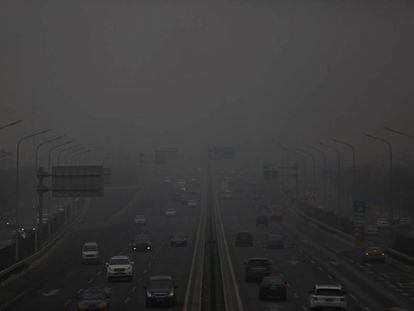 Contaminación atmosférica en una autovía próxima a Pekín el pasado domingo.