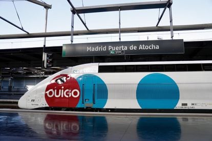 El tren inaugural de Ouigo sale deMadrid, de la Puerta de Atocha.