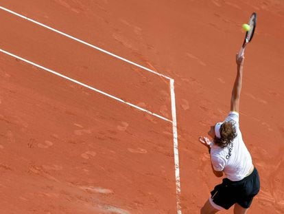 Zverev sirve durante el partido contra Ferrer en Valencia.