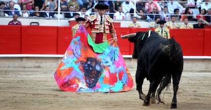 El torero Serafín Marín recibe a su primer toro, de El Pilar, con un capote en el que está escrita la palabra "Libertad", durante la última corrida de toros celebrada en la plaza Monumental de Barcelona después de que el Parlamento de Cataluña decidiera su prohibición