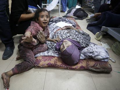 Heridos en un ataque israelí en un hospital de Deir al Balah, este lunes.