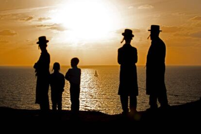 Judíos ultraortodoxos rezan frente al mar Mediterráneo, en la ciudad de Herzliya, durante el ritual de 'Tashlich' , el 10 de octubre.