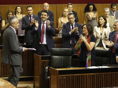 Parlamentarios aplauden al presidente Griñán.