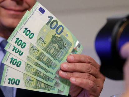 El director del Banco Central de Austria, presentando los nuevos billetes de 100 euros.