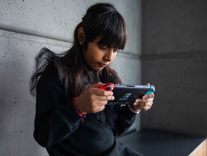 Una niña juega con una videoconsola en la Ciudad de México.