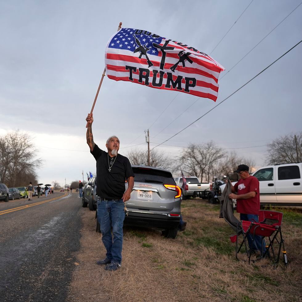 Una caravana de seguidores de Trump reclama el control de la