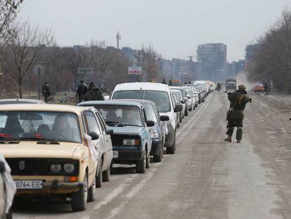 Una carretera llena de coches con evacuados que abandonan la sitiada ciudad portuaria sureña de Mariupol.