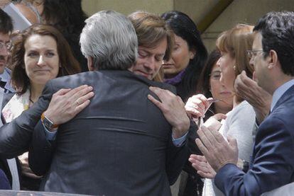 Garzón, de espaldas, abraza al juez Pedraz en presencia de la magistrada Clara Bayarri (izquierda) y su colega Fernando Andreu (derecha).
