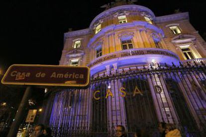 La Casa América de Madrid rinde homenaje a Rubén Darío, con la fachada azul y un verso del poeta