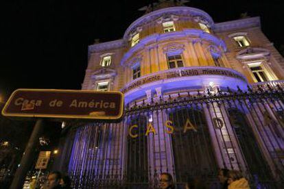 La Casa Am&eacute;rica de Madrid rinde homenaje a Rub&eacute;n Dar&iacute;o, con la fachada azul y un verso del poeta