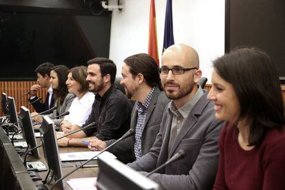 Irene Montero, Nacho &Aacute;lvarez, Pablo Iglesias, Alberto Garz&oacute;n, Yolanda D&iacute;az, Ione Belarra y Segundo Gonz&aacute;lez, en la presentaci&oacute;n de su propuesta alternativa de presupuestos.