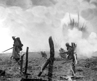 Asalto de soldados franceses contra las posiciones alemanas en medio de los impactos de artillería