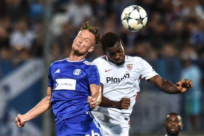 Gnagnon disputa un balón aéreo con Nespor.
