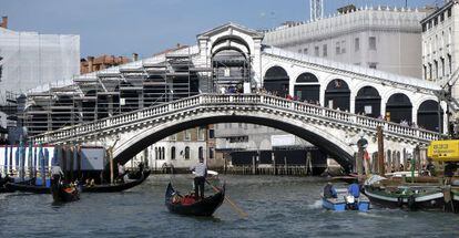 Restauración del puente de Rialto en Venecia, con los andamios a la izquierda.