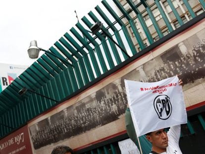 Una protesta afuera de la sede del PRI en la Ciudad de M&eacute;xico. 