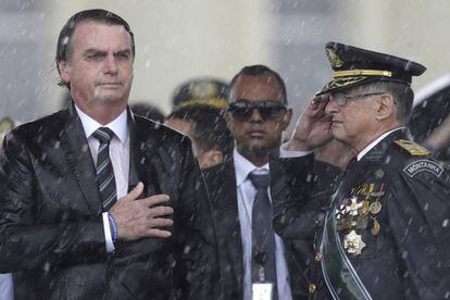 El presidente de Brasil, el ultraderechista Jair Bolsonaro, posa con la mano sobre el corazón mientras suena el himno nacional durante el Día de la Armada en Brasilia, el pasado abril. Bolsonaro llegó a la presidencia (que asumió el 1 de enero de este año) con la promesa de combatir con mano dura el crimen y la corrupción.
