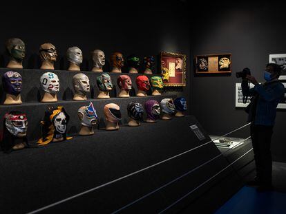 Máscaras de luchadores mexicanos en la exposición del CCCB.