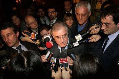 Marcello dell&#39;Utri comenta la sentencia rodeado de periodistas ayer en Roma.