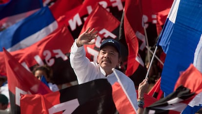 Daniel Ortega saluda a su llegada a la celebración del 39 aniversario de la Revolución Sandinista.