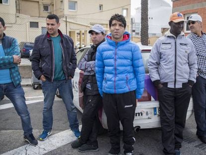 Compañeros de los marineros fallecidos en el accidente entre El Fairell y el Midvolga, en una foto de archivo.