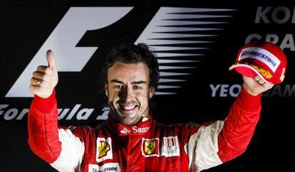 Alonso celebra en el podio su triunfo en el Gran Premio de Corea del Sur.