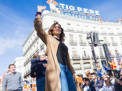 La presidenta de la Comunidad de Madrid, Isabel Díaz Ayuso, durante la manifestación de Sol en contra de la amnistía, el domingo 12 de noviembre.