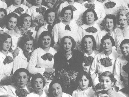 Felicidad Duce (en el centro), con la primera promoción de su escuela de moda, en 1928.
