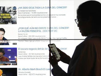 Una usuaria de internet hace una búsqueda en Youtube de vídeos para curar el cáncer.