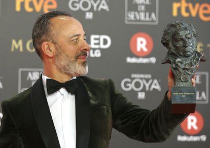 El actor Javier Gutiérrez posa con el premio al Mejor Actor de Reparto.