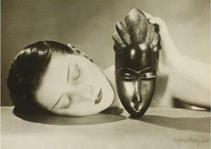Máscara de metal. 1930-1940. Gelatina de plata. Sello Man Ray Photographs. Tiraje de época. 4.000 euros.