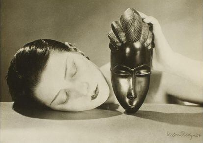 M&aacute;scara de metal. 1930-1940. Gelatina de plata. Sello Man Ray Photographs. Tiraje de &eacute;poca. 4.000 euros.