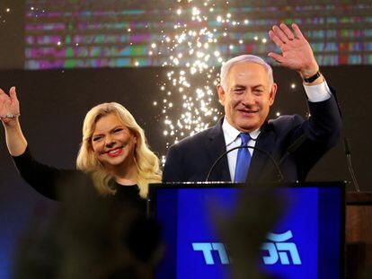 El primer ministro israelí Benjamin Netanyahu, y su esposa Sara, saludan tras vencer en las elecciones de 2019.