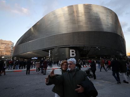 Dos aficionados del Real Madrid se fotografían en el exterior del estadio Santiago Bernabéu el 2 de diciembre de 2023.