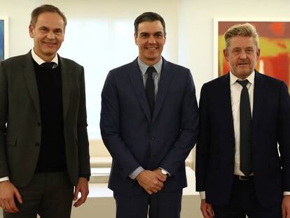 Oliver Blume, CEO de Volkswagen; Pedro Sánchez, presidente del Gobierno; y Wayne Griffiths, presidente de Seat.