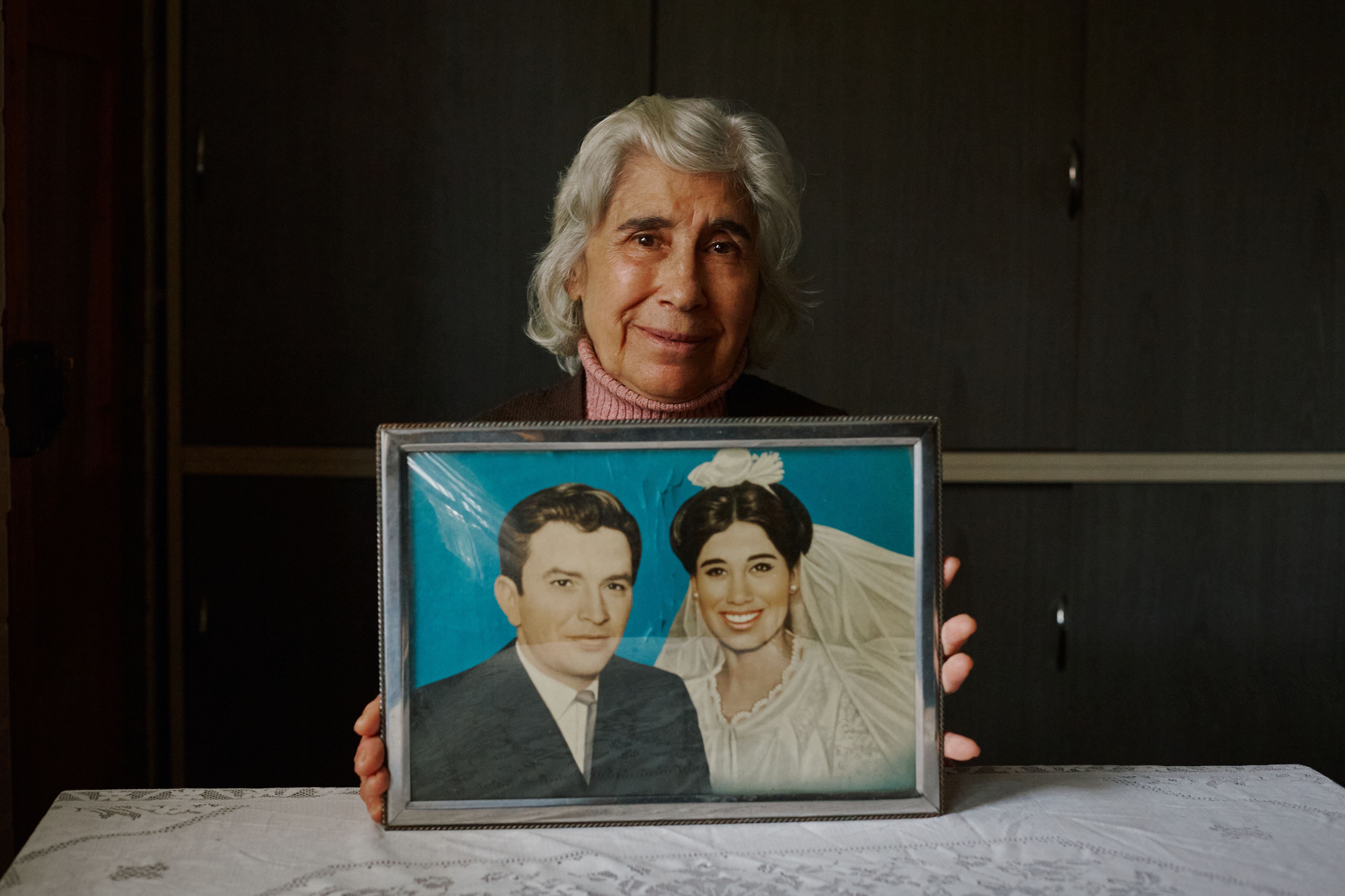 Norma Ojeda, cuidadora de su esposo Juan, que padece esclerosis múltiple.